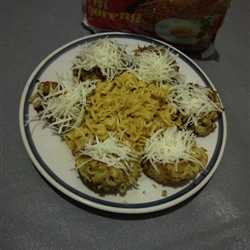 indomie goreng pedas sedang bola-bola keju.